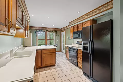 Kitchen - 514 Shagbark Dr, Elgin, IL 60123 photo 1 of 2