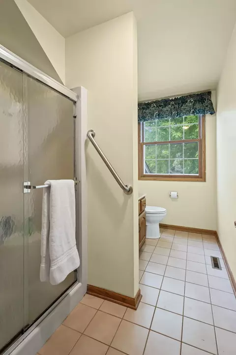Bath - 514 Shagbark Dr, Elgin, IL 60123 photo 3 of 5