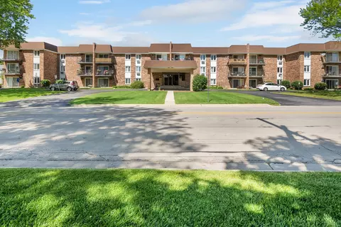 850 Lorraine Rd #2M, Wheaton, IL 60187
