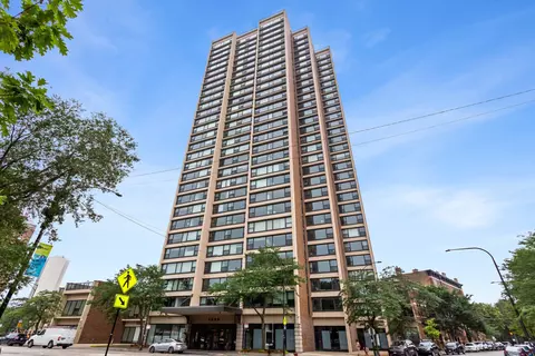 1850 N Clark St #2702, Chicago, IL 60614