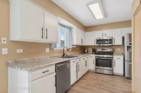Kitchen - 2477 Smithfield Ct, Aurora, IL 60503 photo 1 of 2