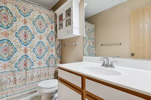 Bath - 2477 Smithfield Ct, Aurora, IL 60503 photo 3 of 3