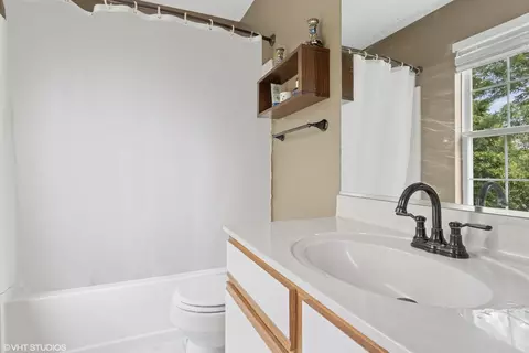 Bath - 2477 Smithfield Ct, Aurora, IL 60503 photo 2 of 3