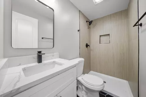 Bath - 1494 Elder Dr, Aurora, IL 60506 photo 2 of 3