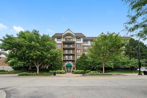 15 S Pine St #204A, Mount Prospect, IL 60056
