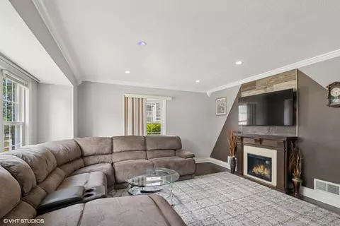 Living - 1515 Maple St, Des Plaines, IL 60018 photo 1 of 2
