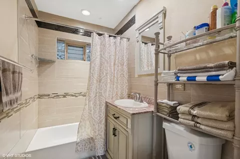 Bath - 1515 Maple St, Des Plaines, IL 60018 photo 2 of 3
