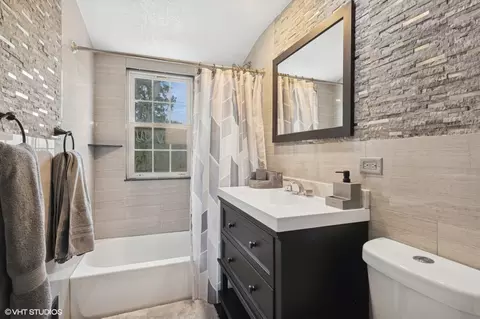 Bath - 1515 Maple St, Des Plaines, IL 60018 photo 1 of 3