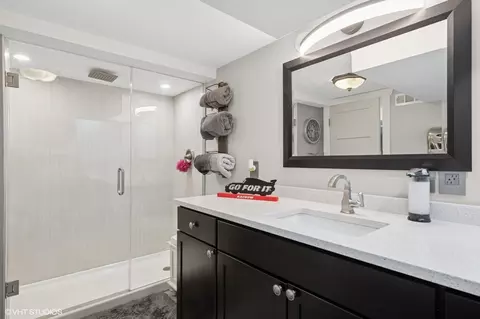 Bath - 1515 Maple St, Des Plaines, IL 60018 photo 3 of 3