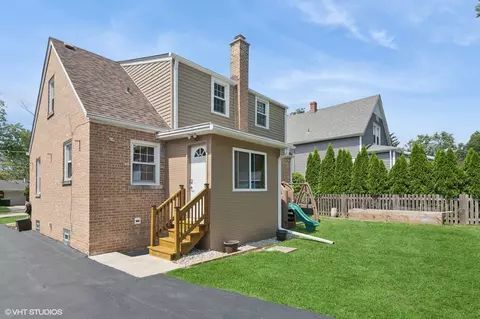 Exterior - 1515 Maple St, Des Plaines, IL 60018 photo 2 of 3