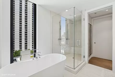 Bath - Undisclosed, Chicago, IL 60654 photo 4 of 6