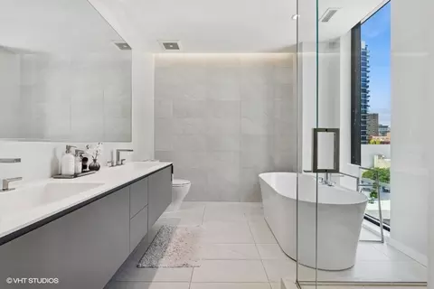 Bath - Undisclosed, Chicago, IL 60654 photo 2 of 6