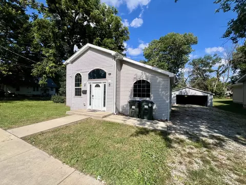 943 2nd St, Charleston, IL 61920