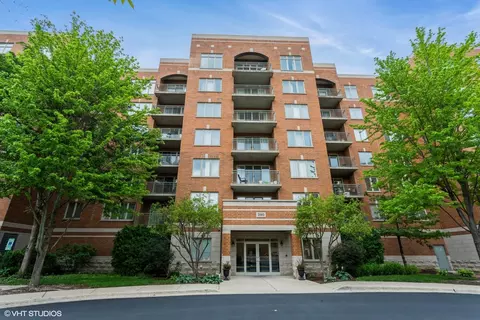 390 S Western Ave #512, Des Plaines, IL 60016