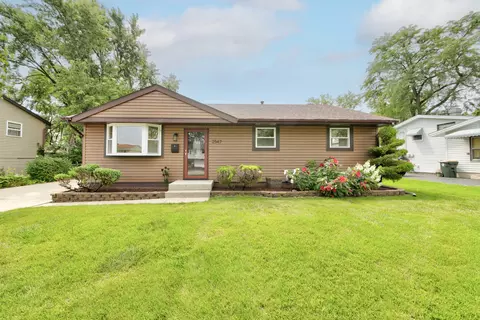 2547 Forest Glen Pkwy, Woodridge, IL 60517