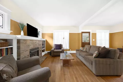 Living - 3231 Wesley Ave, Berwyn, IL 60402 photo 1 of 3