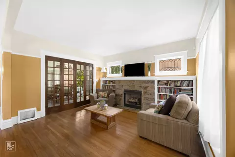Living - 3231 Wesley Ave, Berwyn, IL 60402 photo 2 of 3