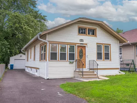 814 5th Ave, Aurora, IL 60505