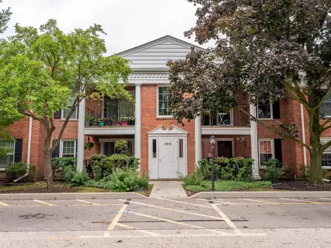 530 Shorely Dr #204, Barrington, IL 60010