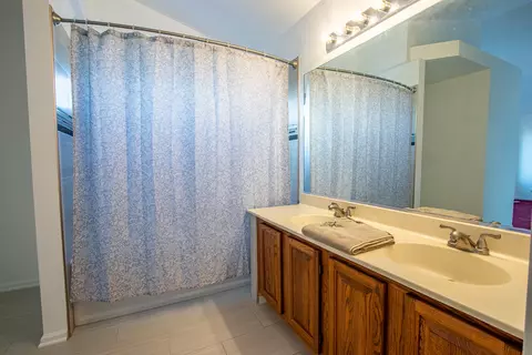 Bath - 372 Millwood Dr, Bartlett, IL 60103 photo 3 of 4