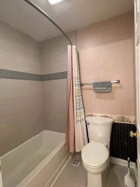 Bath - 372 Millwood Dr, Bartlett, IL 60103 photo 4 of 4