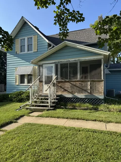 902 W 7th St, Sterling, IL 61081