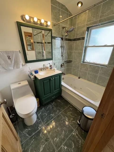 Bath - 1735 Linden St, Des Plaines, IL 60018 photo 1 of 3