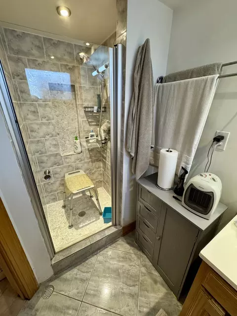 Bath - 1735 Linden St, Des Plaines, IL 60018 photo 3 of 3