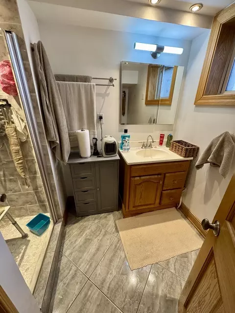 Bath - 1735 Linden St, Des Plaines, IL 60018 photo 2 of 3
