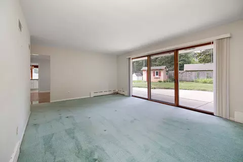 Living - 2690 Waldron Rd, Kankakee, IL 60901 photo 2 of 7