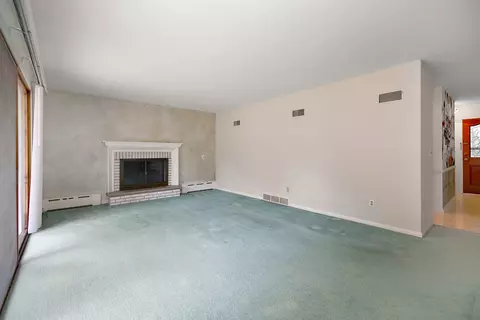 Living - 2690 Waldron Rd, Kankakee, IL 60901 photo 3 of 7