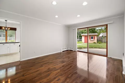 Living - 2690 Waldron Rd, Kankakee, IL 60901 photo 5 of 7