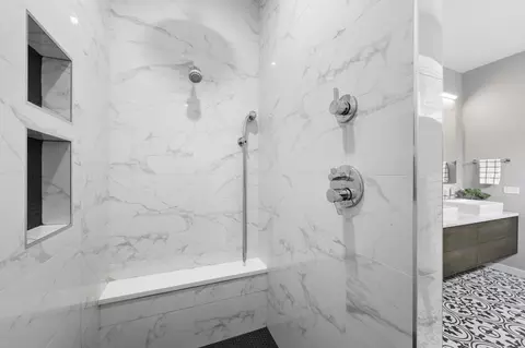 Bath - 2144 Mcdaniel Ave, Evanston, IL 60201 photo 4 of 7