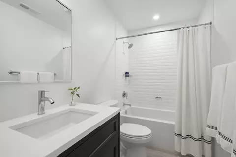 Bath - 2144 Mcdaniel Ave, Evanston, IL 60201 photo 7 of 7