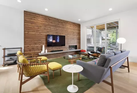 Living - 2144 Mcdaniel Ave, Evanston, IL 60201 photo 1 of 1
