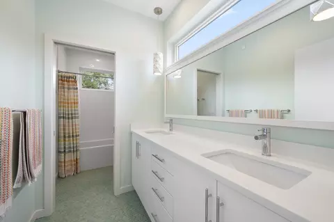 Bath - 2144 Mcdaniel Ave, Evanston, IL 60201 photo 6 of 7