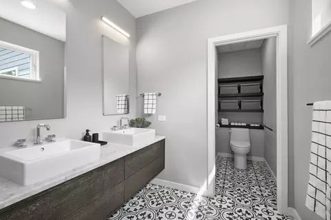 Bath - 2144 Mcdaniel Ave, Evanston, IL 60201 photo 2 of 7