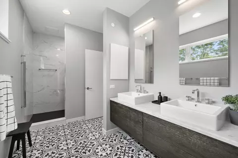 Bath - 2144 Mcdaniel Ave, Evanston, IL 60201 photo 3 of 7