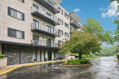 1 S150 Spring Rd #5F, Oakbrook Terrace, IL 60181