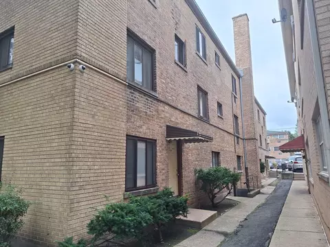 2038 W Jarvis Ave #2F, Chicago, IL 60645
