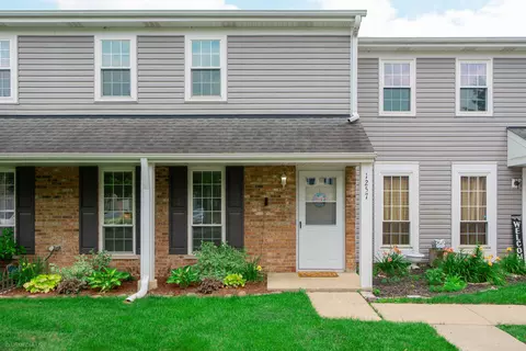 1257 Downing St, Roselle, IL 60172