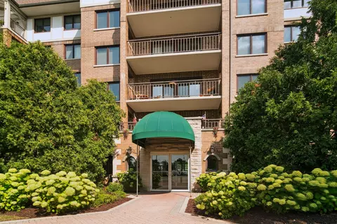 15 S Pine St #506A, Mount Prospect, IL 60056