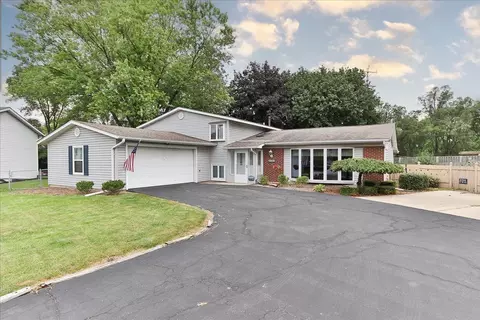 1105 Stratford Ln, Hanover Park, IL 60133
