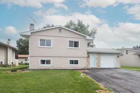 2322 Arrow St, Carpentersville, IL 60110
