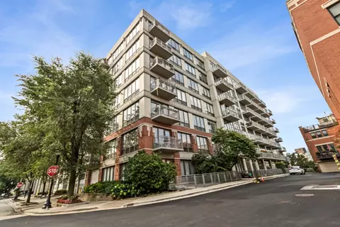 1000 N Kingsbury St #304, Chicago, IL 60610