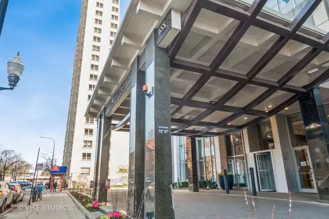 655 W Irving Park Rd #4303, Chicago, IL 60613