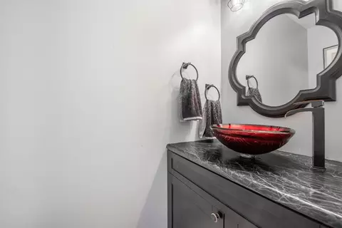 Bath - 2032 Swan Ln, Elgin, IL 60123 photo 3 of 3