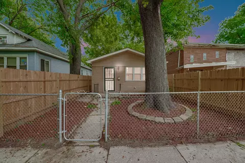 255 W 117th St, Chicago, IL 60628