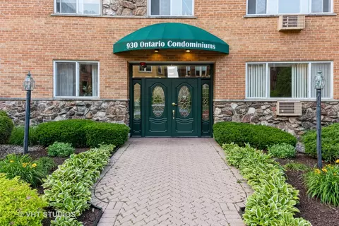 930 Ontario St #1F, Oak Park, IL 60302
