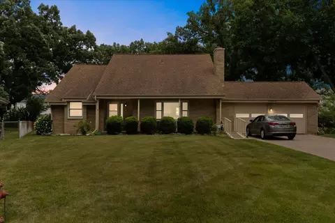 225 Ironwood Dr, Lindenhurst, IL 60046
